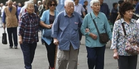 图为南京一所高校的退休教师们参加活动的资料照片。 中新社记者 泱波 摄 - 新浪广东