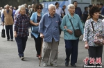 图为南京一所高校的退休教师们参加活动的资料照片。 中新社记者 泱波 摄 - 新浪广东