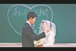 大学生为一对结婚33年的舍管员、保洁员夫妇拍婚纱照 - 广东大洋网