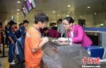 白云机场于4月1日举行了2号航站楼启用前大规模的运行模拟演练 萧峻 摄 - 新浪广东