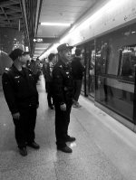 地铁站守卫者助走失聋哑儿童回家 - 广东大洋网