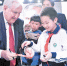 拉法兰与广州小学生互赠乒乓球拍。广报记者黎旭阳摄 - 新浪广东
