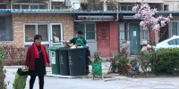 某小区内，垃圾分类志愿者在进行作业。中新网 吴涛 摄 - 新浪广东