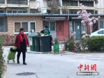 某小区内，垃圾分类志愿者在进行作业。中新网 吴涛 摄 - 新浪广东