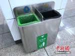 街道、地铁等一些公共区域，垃圾桶一般进行了“可回收垃圾”和“其他垃圾”分类。 - 新浪广东