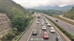 昨日下午，广清高速车流量大。记者曹菁 通讯员清交警摄 - 新浪广东