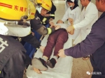 揭东新亨坪埔村一货车翻车 消防队员救出被困司机 - 新浪广东