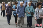资料图：南京一所高校的退休教师们参加活动。 中新社记者 泱波 摄 - 新浪广东