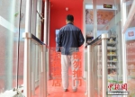 顾客通过手机扫码并通过人脸识别后进出超市。刘栋 摄 - 新浪广东