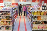 顾客在无人超市内选购商品。刘栋 摄 - 新浪广东