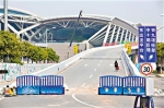 广州南站东出发平台的道路已经封闭，一名旅客走在通往东出发平台的道路上。广州日报全媒体记者苏俊杰摄 - 新浪广东