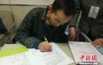 图为李显珍生前签署遗体捐献协议。　范丽芳 摄 - 新浪广东