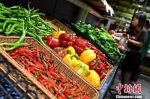 图为市民在超市选购蔬菜。中新社记者 张斌 摄 - 新浪广东
