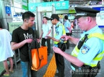 顺德警方在客运站进行日常巡查期间，民警向乘客核实身份信息。 - 新浪广东