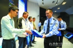 民警向企业代表赠送安全防范大礼包。 - 新浪广东