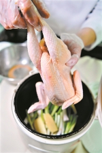 用盐鸡粉均匀涂抹在鸡外皮上。 - 新浪广东