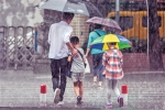 昨日，广州海珠区南华中路，市民正在冒着大雨过马路。广报全媒体记者莫伟浓 实习生林泽君摄 - 新浪广东