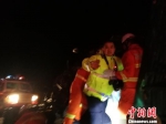 图为新疆吐鲁番市托克逊县消防人员深夜营救被困风区人员。　范辰　摄 - 新浪广东