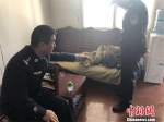 民警陪伴小孩身边　钟欣　摄 - 新浪广东