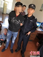 孝感市警方将嫌疑人带走，并准备将其孩子送到家人身边 钟欣 摄 - 新浪广东