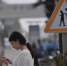 资料图：一名女子在看智能手机。（中新社记者 陈超 摄） - 新浪广东