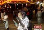 图为游客参与活动现场，被抹得满脸黑。 武敏 摄 - 新浪广东