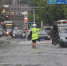 资料图：交警在暴雨中指挥交通。朱华刚 摄 - 新浪广东