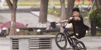 市中心广场，一位年轻人在玩极限单车 （记者 陈栋 摄） - 新浪广东