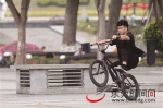 市中心广场，一位年轻人在玩极限单车 （记者 陈栋 摄） - 新浪广东