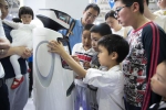 4月22日，在首届数字中国建设成果展览会上，孩子们被展出的机器人吸引。（新华社记者金立旺摄） - News.21cn.Com
