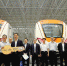 　　广州地铁十四号线一期首批2列列车24日交付。据悉，该列车有多项设计和材料均为首次应用，其中包括首次将航天材料应用于地铁车身。　鲁亢　摄 - 新浪广东