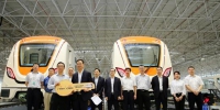　　广州地铁十四号线一期首批2列列车24日交付。据悉，该列车有多项设计和材料均为首次应用，其中包括首次将航天材料应用于地铁车身。　鲁亢　摄 - 新浪广东