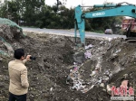 干昌友家在坑内拍摄挖掘机清理垃圾。王嘉兴/摄 - 新浪广东