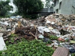 干昌友家门口的垃圾，摄于2017年7月。受访者供图 - 新浪广东