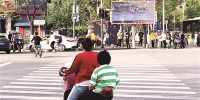 北京通州一路口直播行人闯红灯 或将与个人信用挂钩 - 新浪广东