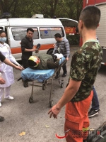 受伤男子被送往医院救治 东莞时报记者 雷元全 摄 - 新浪广东