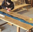 陈建明将亚克力材料与木料融为一体，做成拼接图案的桌子 受访者供图 - 新浪广东