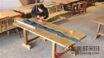 陈建明将亚克力材料与木料融为一体，做成拼接图案的桌子 受访者供图 - 新浪广东