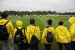 9位中国球童在场边观看热刺一线球员训练 - 新浪广东