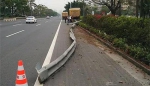 霸气豪车珠海大道铲掉70米护栏 损失高达十多万 - 新浪广东