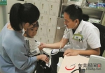 ■刘汉海医生在看诊 受访者供图 - 新浪广东