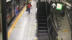 两个孩子被地铁车门分开 - 新浪广东