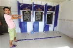 男子凌晨狂砸两网点ATM机，称“它发出的声音影响睡觉” - News.Timedg.Com