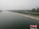 11日，郑州警方召集专业打捞人员对刘某华弃车跳水地带展开搜寻打捞。　刘鹏　摄 - 新浪广东
