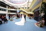 北京市十一学校，两位校友在该校“缘宫”中心举办婚礼，这是第一对在此处举办婚礼的校友。李强／摄 - 新浪广东