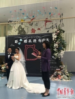两位新人的高中班主任刘军红老师来到了现场为他们证婚。 - 新浪广东