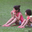 ▲炎炎夏日，坐在草地上吃西瓜真是享受 记者 陈栋 摄于东莞植物园 - 新浪广东