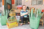 林叔编织的胶篮是东坑、寮步和樟木头等镇买家的“抢手货”。 - 新浪广东