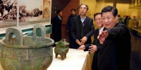 2014年2月，习近平总书记到首都博物馆参观北京历史文化展览。在珍贵馆藏文物展台，习近平提醒忙着拍摄的记者们“小心别碰到，砸了我得负责”，幽默话语引来大家一阵笑声。 - News.21cn.Com