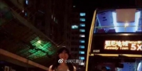 女子香港巴士前拍“抖音”引争议：已致歉，巴士当时并未延误 - News.Timedg.Com